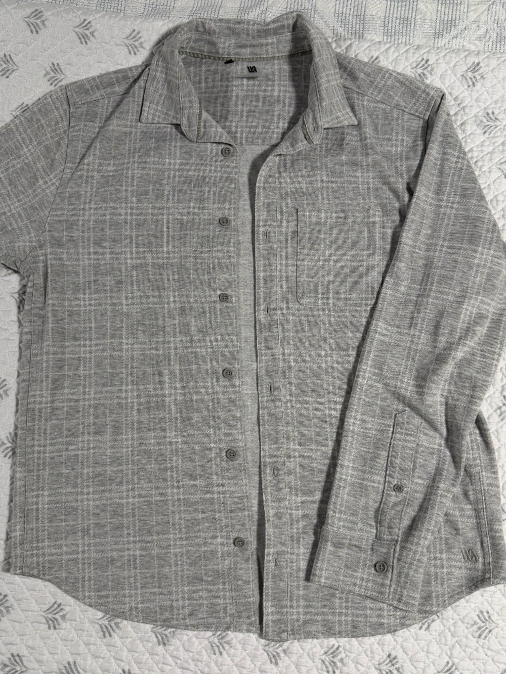 VRST Men’s Gray Plaid Button Up Shirt Size Medium
